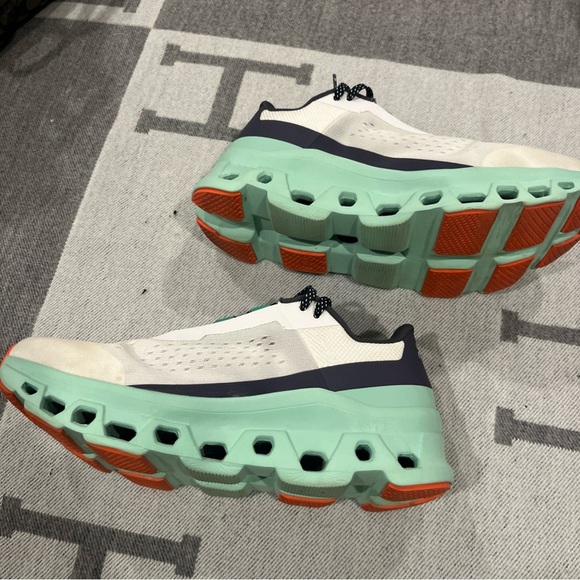 Sold Women’s On Cloudmonster - Picture 3 of 15